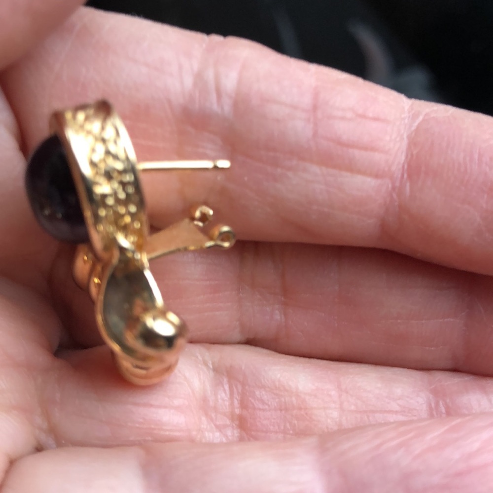 Pair of Italian 14kt hollow yellow gold and amethyst earrings…..no backs - Picture 9 of 11
